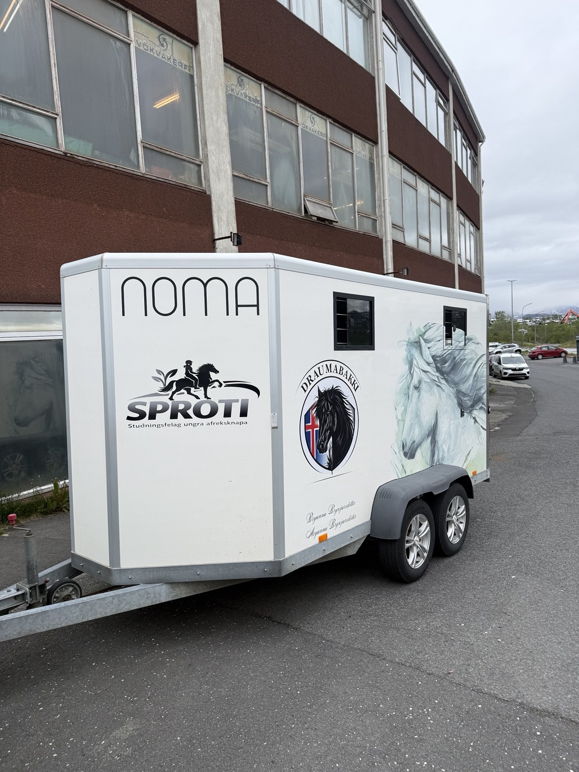 Land Cruiser með hestakerru á íslenskum vegi