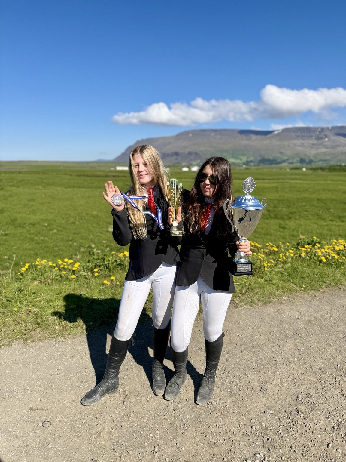Bryanna og Aryanna með verðlaun eftir keppni